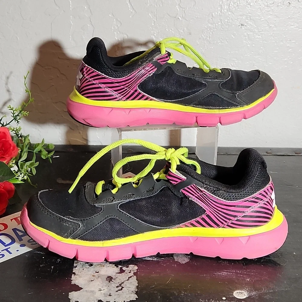 UNDER ARMOUR Micro G Velosity Pink Black Neon 5Y